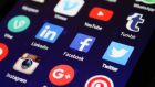 Опасни клипчета постоянно бомбардират тийнейджърите в TikTok и Instagram Опасни клипчета постоянно бомбардират тийнейджърите в TikTok и Instagram